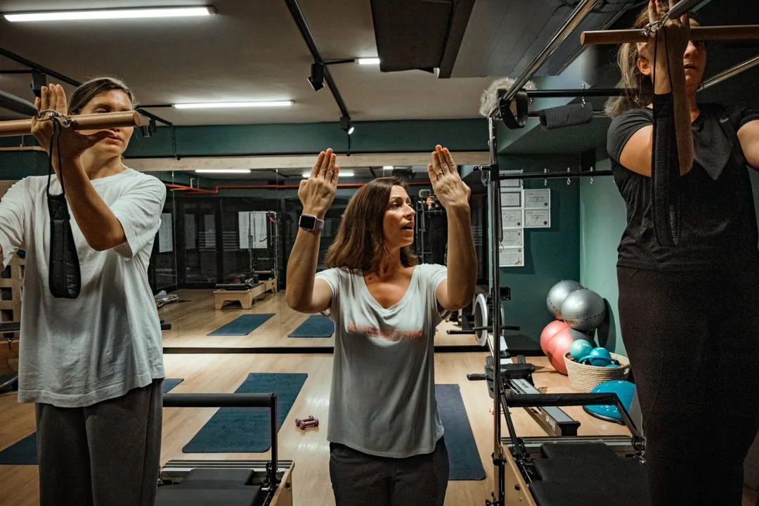 Cours de Pilates dans un studio équipé de machines